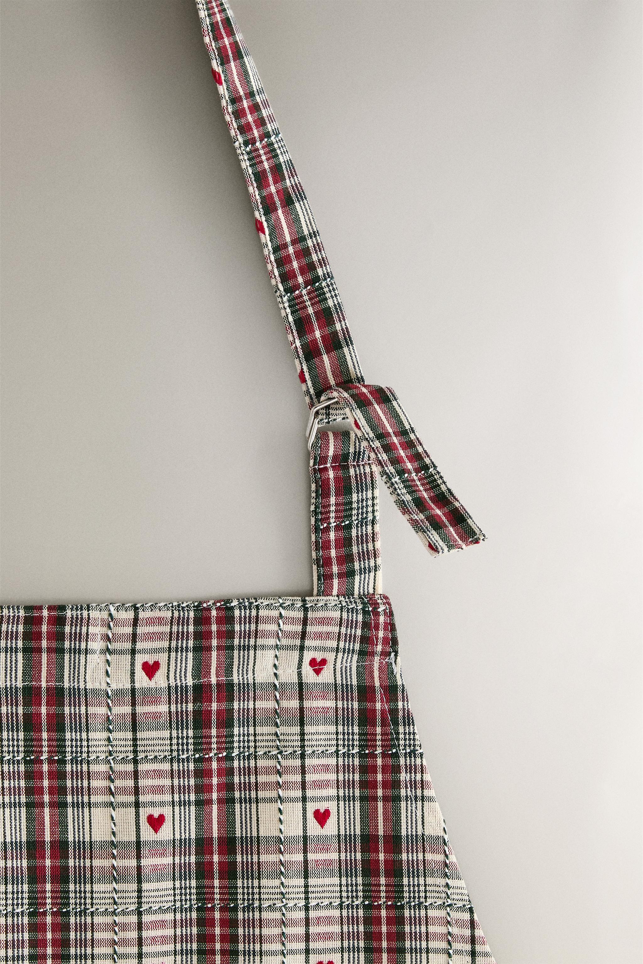 CHRISTMAS HEARTS PATTERN APRON
